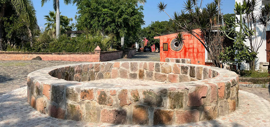 Pozo de piedra en los jardines